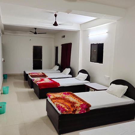Gaurav Guest House Bodhgaya Bagian luar foto