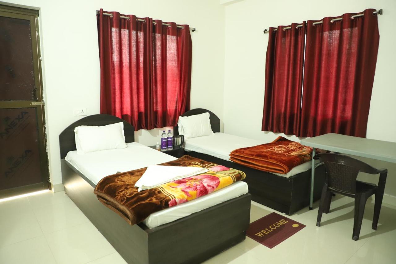 Gaurav Guest House Bodhgaya Bagian luar foto