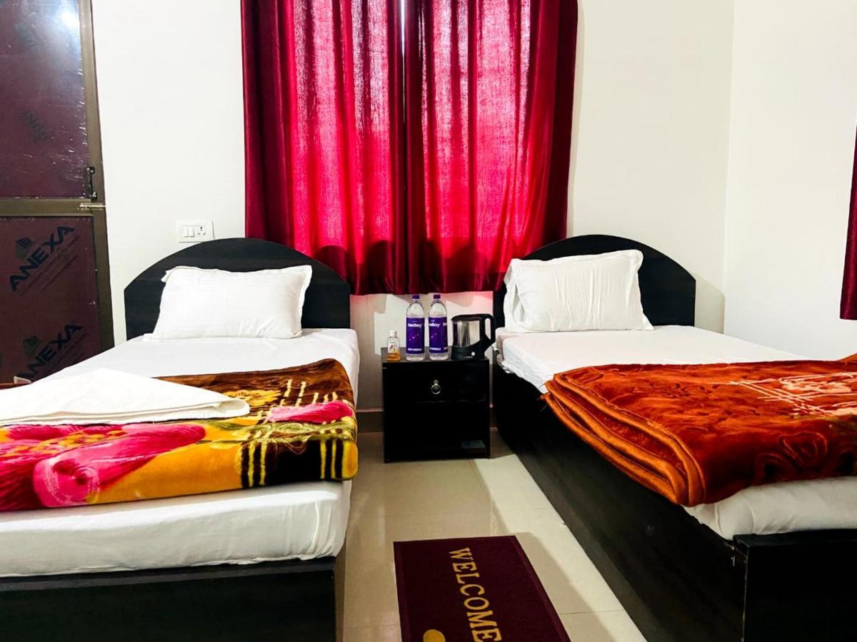 Gaurav Guest House Bodhgaya Bagian luar foto