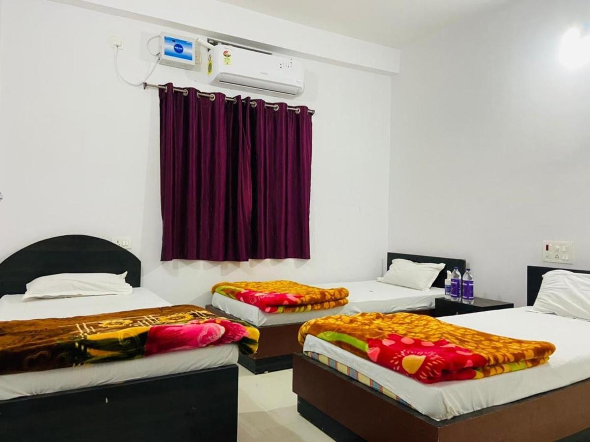 Gaurav Guest House Bodhgaya Bagian luar foto