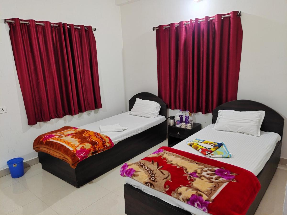 Gaurav Guest House Bodhgaya Bagian luar foto