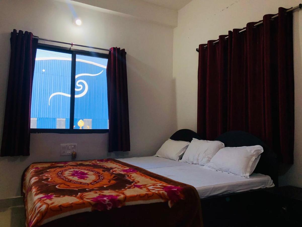 Gaurav Guest House Bodhgaya Bagian luar foto