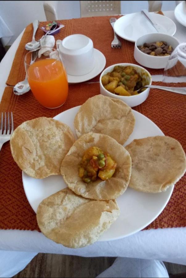 Gaurav Guest House Bodhgaya Bagian luar foto